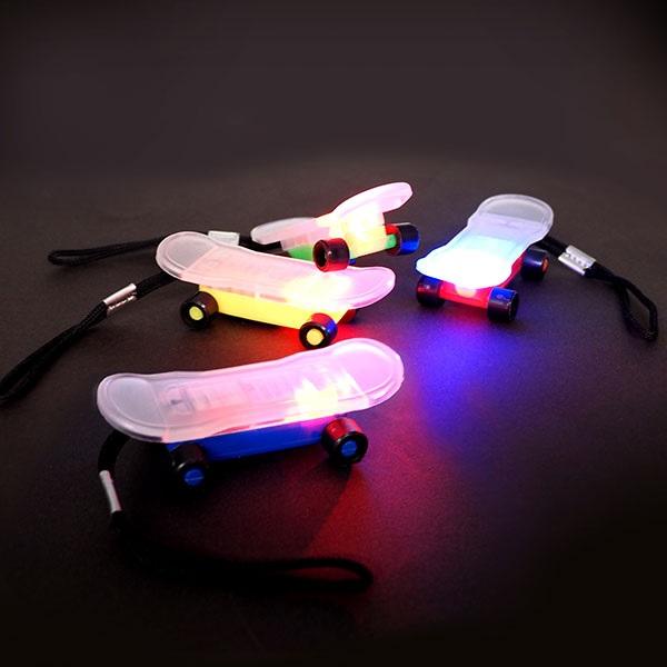 光るおもちゃ 光るピカピカスケボーストラップ 24個セット 指スケ 指