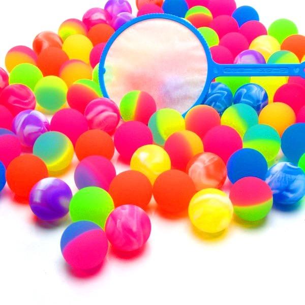 【商品名】スーパーボール ミックス27mm100個入り【商品サイズ】本体サイズ：27mm【色】アソート。色・柄の指定は出来ません。【注意事項】こちらの商品は業務用商材の為、不良品が出たとしても返品・交換・返金は一切出来ません。※こちらの商品...