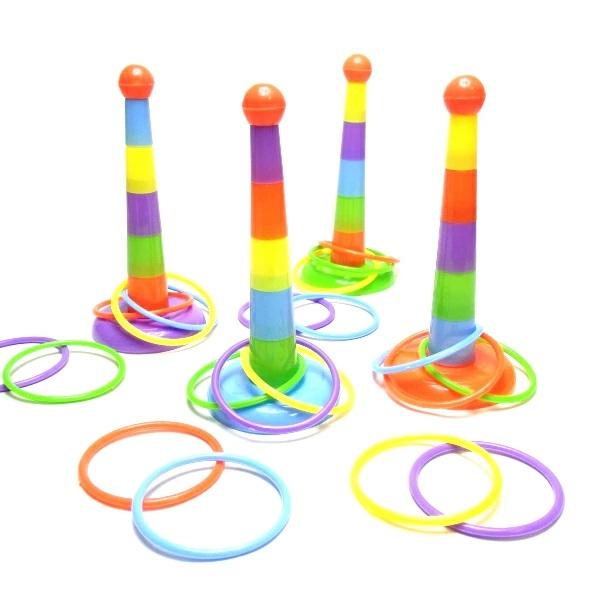 【商品名】ねらってポイっとわなげ【25個セット】【商品サイズ】本体サイズ：H155×W70×D70mmパッケージサイズ：H230×W120×D35mm【色】色の指定は出来ません。【セット内容】プラスチックの輪3個、台座×1個、ポール×1個【...