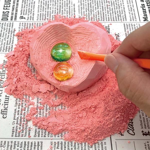 【商品名】発掘！宝石コレクション【18個セット】【商品サイズ】パッケージサイズ：H75xW85xD35mm【色】6種＋レア(天然石)ランダムアソート。色・柄の指定は出来ません。【注意事項】こちらの商品は業務用商材の為、不良品が出たとしても返...