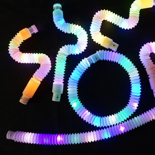 伸ばしますとバリバリと音がします。心地よい音でストレス解消！伸ばしたり、折り曲げたり、つなげたり、遊びましょう♪【商品名】フラッシュポップチューブ【12個セット】【商品サイズ】本体サイズ：H200×W30×D30mm【色】6色アソート。色・...