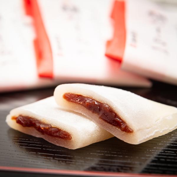 柔らかな餅に上質な甘さ控えめあんこを包みました。甘味のある柔らかく薄い餅生地で、餡を包み、少し押しつぶすような形。人気商品で日光のお土産に喜ばれます。内容量：10個賞味期限：製造日より80日関連ワード日光土産 栃木土産 日光東照宮 三猿 眠...