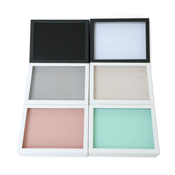 《素材》◇紙　アクリル　ウレタン　フロッキー布《サイズ》◇外寸　サイズW 145mm D190mm H37ｍm　《カラー》◇黒箱黒台紙　黒箱白台紙　白箱ピンク台紙　白箱ベージュ台紙　白箱グレー台紙　白箱ミント台紙紙箱の中にリング切り込みのあ...