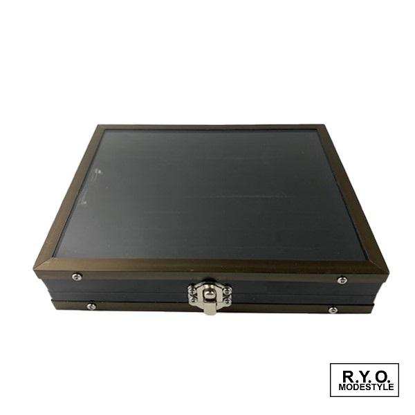 《素材》◇枠　プラスチック　ガラス　アルミ　中　レーヨンパイル100％　スポンジ(ポリウレタン)《サイズ》◇外寸　サイズ　W 203mm D 160mm H 47mm　《カラー》◇黒×黒　台紙(黒)　リング用ガラスケースです。　本体はプラス...