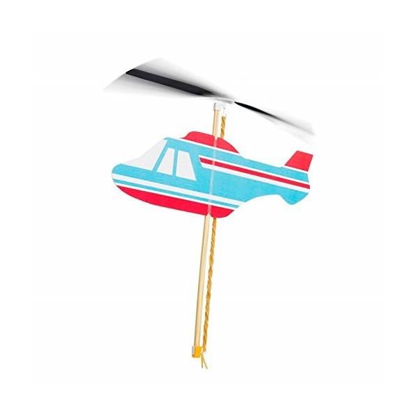 ゴム動力と大きなプロペラでぐんぐん上がる、楽しいヘリ。150回から180回プロペラを巻くと約10m位上がります。 片方の手でヘリ本体の下側部分を持ち、もう一方の手でプロペラを時計回りに巻きます。ヘリを自分の顔から離して垂直に立てて持ち、プロ...