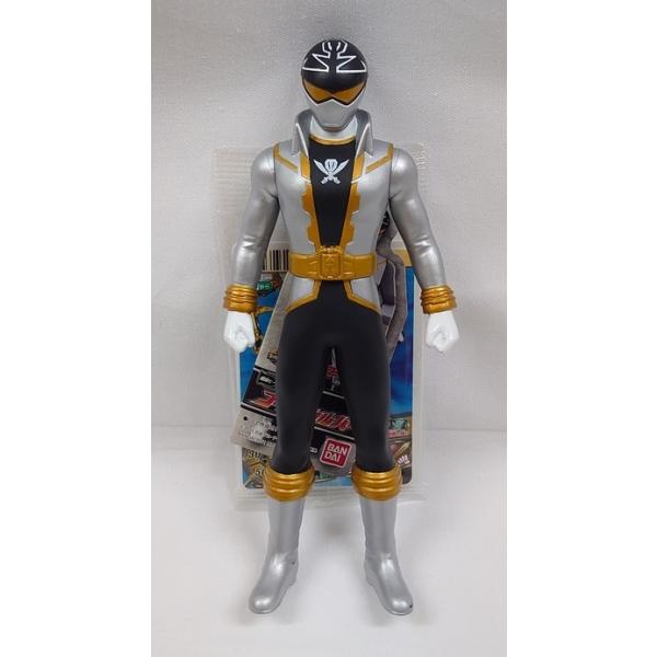 ゴーカイシルバーのソフビです。◆全高約17.5cm◆カード1枚付。※両足に塗装はげがあります。タグに若干の傷みがあります。あらかじめご了承ください。