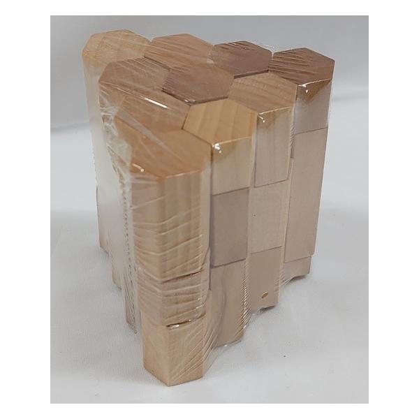 形の異なる8個のブロックを三角柱に組み上げるパズル。◆パッケージの「三角錐」は誤植です。【サイズ：幅約7cm×奥行き約6.5cm×高さ約7.2cm】※外箱に汚れ、テープの劣化による剥がれ、変色などの傷みがあります。あらかじめご了承ください。