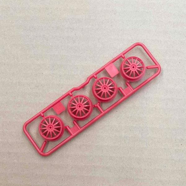 ミニ四駆中径ローハイトホイール（フィンタイプ）レッドのホイールばら売り単品販売です。「アバンテMk.III ネロ アドバンスパック (MSシャーシ)」に採用されています。＊＊＊＊＊＊＊＊＊＊＊＊＊＊＊プーラー　貫通　タイヤ