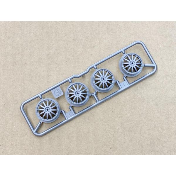 ミニ四駆中径ローハイトホイール（フィンタイプ）シルバーのホイールばら売り単品販売です。「ジルボルフ」「トヨタ GR スープラ」に採用されています。＊＊＊＊＊＊＊＊＊＊＊＊＊＊＊プーラー　貫通　タイヤ