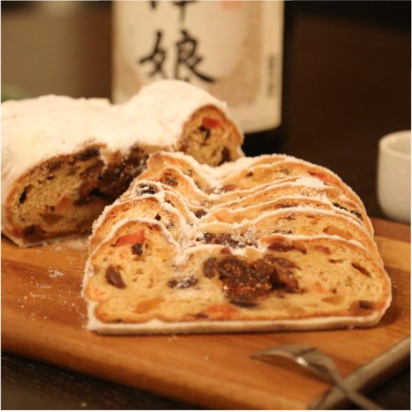 送料無料（ラッピング・送料込みで企画されたギフト商品）でお届けします。會津身不知柿（あいづみしらずがき）という古くから育てられている柿があります。それを「土産土法の酒造り」で有名な「高橋庄作酒造」の銘酒「会津娘」に漬け込み、シュトーレンの真...