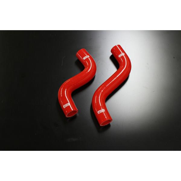 ジムニーラジエターシリコンホースレッドJA22◆商品説明■純正のゴムホースに比べ、耐熱・耐圧・耐腐食性に優れています。また、カラーでエンジンルームのドレスアップにも繋がります。ホースバンド付属◆発送詳細。
