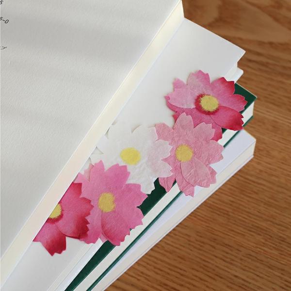 秋の花「コスモス」を和紙の切り絵で重ねて作った、オーナメントです。花びらには様々なピンクを使い、美しいグラデーションをお楽しみいただけます。ちょっとしたギフトに、お手紙に添えて、またはしおりやテーブルウェアなど、色々な使い方をお楽しみくださ...