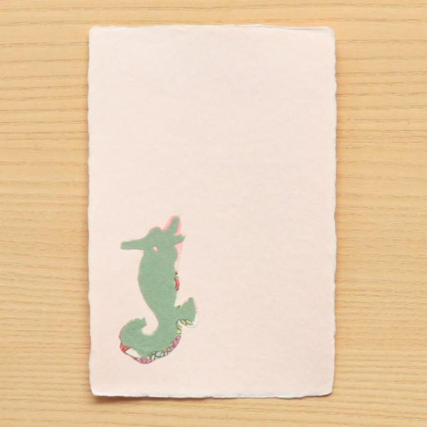 2024年の干支「辰」にちなんで、タツノオトシゴをモチーフにしました。四辺耳付きの手漉きはがきに、ひとつひとつ丁寧に作った和紙の切り絵があたたかみを伝えます。季節の挨拶状や年賀状にいかがですか。◎パッケージ内容：はがき　1枚＊こちらは、ネコ...