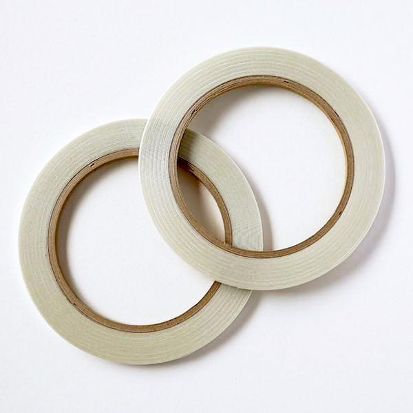 プラスチック障子紙・紙の障子紙を貼ることができる、障子貼り用の両面テープです。木製の障子枠はもちろん、アルミ製・プラスチック製にも使用できます。◎両面テープ：5mm幅×20m巻が2巻入(障子紙2枚分)◎パッケージサイズ：約幅148mm×長さ...