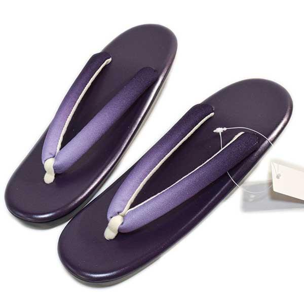 ぼかし鼻緒がおしゃれなウレタン草履普段着に お仕事に いかがですか？ウレタンソールだから歩きやすく疲れにくいのが特徴で、雨の日も安心です。■サイズ　26cm　つま先 1.5cm　かかと 4cm　幅 8.2cmモニターの発色の具合によって実際...