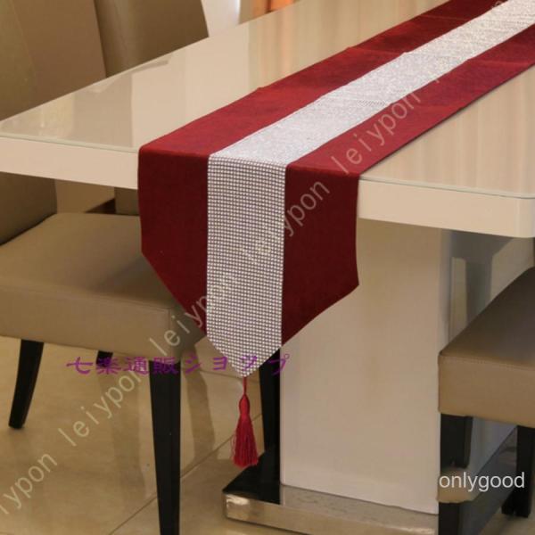 ★インテリア：テーブルランナーは上品なビジューで華やかな雰囲気を作り、シンプルなのにエレガンスをプラスできるアイテムです。部屋のインテリアに見事に調和できます。★素晴らしいデザイン：このテーブルランナーのデザインは、ミニマリストの感触を与え...