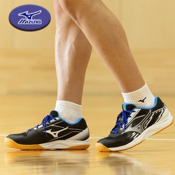 衝撃を捉え、反発で攻める。着地時の安定感を求めるプレーヤーに向けた一足。新しいクッション性の概念を追求した新ソール搭載！商品説明■安定性とクッション性を備えたWAVE構造■ソールの特徴：ノンマーキングソール■ミズノブランドアンバサダー平野美...