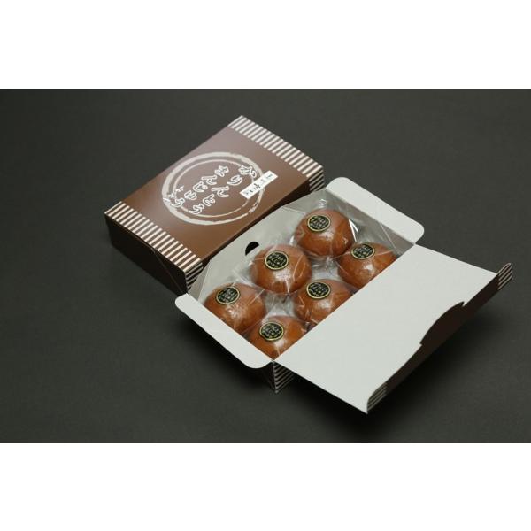 ＜特徴＞今までのやわらかい皮の饅頭と異なり、本物のかりんとうのようにサクッとした歯ごたえの皮の中に、しっとりとしたこしあんがぎっしり。日本一かたいかりんとうまんじゅうの一番のこだわりは皮にあります。沖縄から取り寄せた波照間産の黒糖のかたまり...