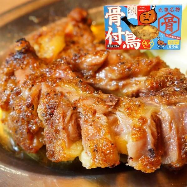 香川県丸亀市のご当地グルメ、骨付鳥（ほねつきどり）を手軽にご自宅でお召し上がりいただけます。鶏のもも肉をまるごと一本、ガブリとかぶり付けばジューシーな肉の弾力とあふれ出す肉汁が食欲をそそります。スパイシーな親鳥は、しっかりした歯ごたえと噛め...