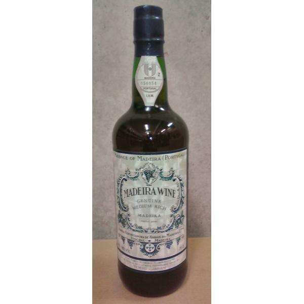 全標高域で栽培されているティンタ・ネグラ・モーレ種を主として使用。芳醇な香りで中甘口のスタンダードタイプ料理酒として多く利用され明るいビロード色のワインのため、長時間煮込んでもソースの色が濃くなりません。マデイラソースを作るには必須商品です...