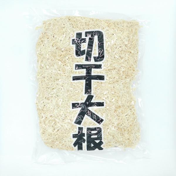 商品名「かね七　切干大根(中国産)　1kg」【調理例】煮物（ごぼう・しいたけ・鶏肉等と一緒に煮込む）、きんぴら、サラダ、五目炒め、味噌汁、和え物、酢の物など。