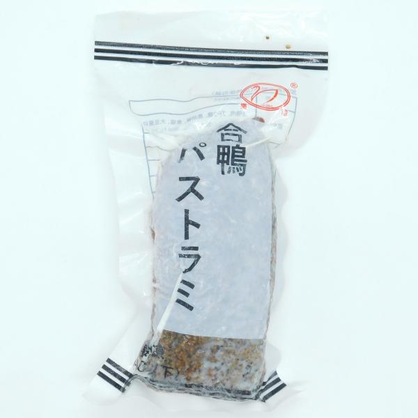 商品名「東西産業　合鴨パストラミ(ブロック)　200g」合鴨胸肉に黒胡椒を散りばめ、リンゴの木のチップを使用してスモークした商品です。半解凍の状態で袋から取り出し、お好みの厚さにスライスしてお召し上がりください。