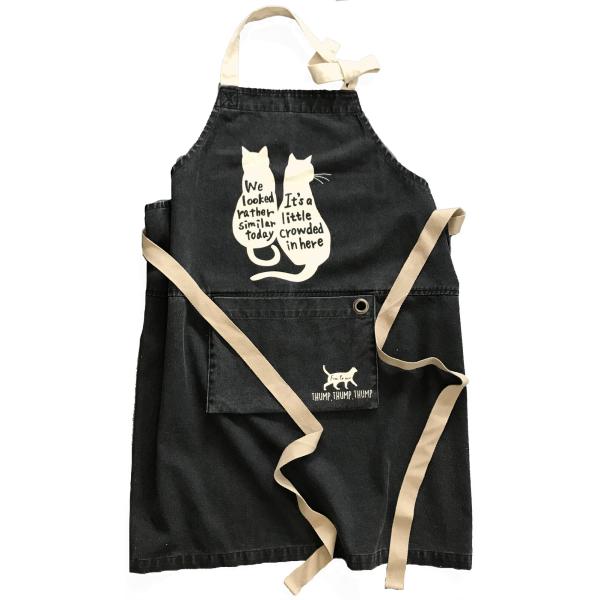 洗いをかけたヴィンテージデザインのエプロン。風合いもよく、ユニセックスなデザインですので、大人なら兼用できます。家族にかわいい猫エプロンを身につけさせたいと考えている方にもおすすめ。エプロンを折りたたんでウエストのポケットに収納できるので、...