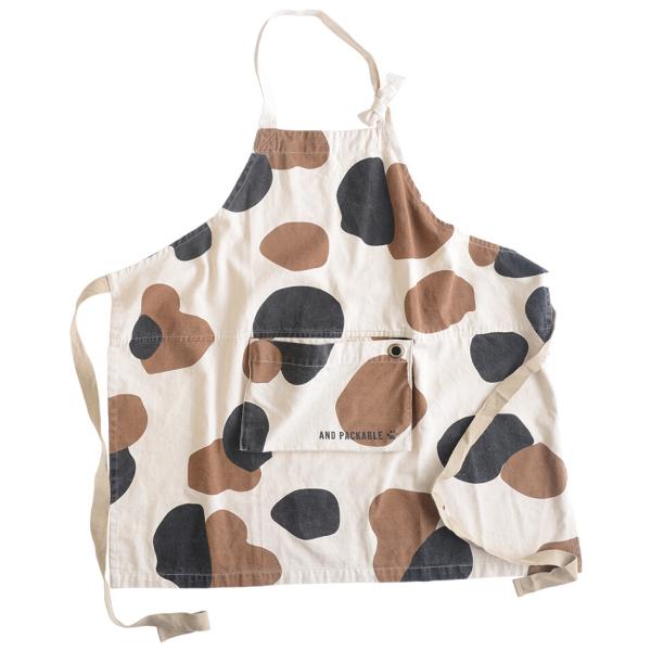 三毛猫がまるでそこにいるかのようなこだわりのデザインです。風合いもよく、ユニセックスなデザインですので、大人なら兼用できます。家族にかわいい猫エプロンを身につけさせたいと考えている方にもおすすめ。エプロンを折りたたんでウエストのポケットに収...