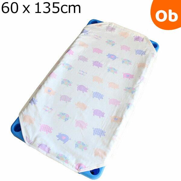 お昼寝コットに合わせた、敷きカバーです。肌に優しく、汗も吸収しやすいガーゼ素材を使用し汗っかきのお子様にも安心です。４つ角ゴム付き、ネームタグの付いたコットカバーで取り付けも簡単です。お洗濯による縮も考慮し、若干大きめのサイズに仕上げてあり...