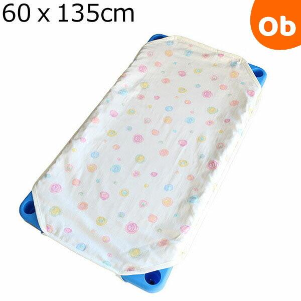 お昼寝コットに合わせた、敷きカバーです。肌に優しく、汗も吸収しやすいガーゼ素材を使用し汗っかきのお子様にも安心です。４つ角ゴム付き、ネームタグの付いたコットカバーで取り付けも簡単です。お洗濯による縮も考慮し、若干大きめのサイズに仕上げてあり...