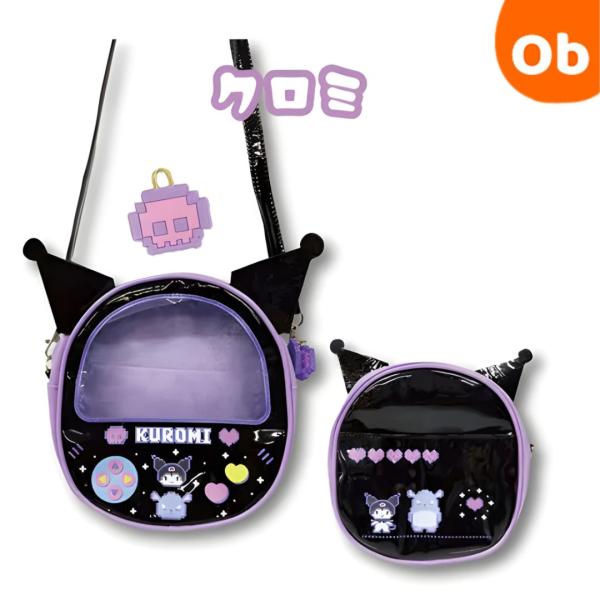 後ろにはポケットが付いています。ドットがかわいいラバーファスナー付きです。窓から中身が見えます。■サイズ：約H20×W19×D7cm■素材・原材料名・成分　本体：合成皮革・PVC、　内生地：ポリエステル100％