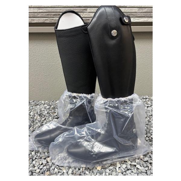 雨の日やコンディションの悪い時の馬場の下見にあると便利強化ビニールで簡単にはけて馬場のぬかるみでも長靴が汚れず競技会などに最適です。使い捨てタイプの３組で１セットショートブーツでも長靴でも両方OK!丈は28ｃｍで靴底は38ｃｍ色は透明単品の...