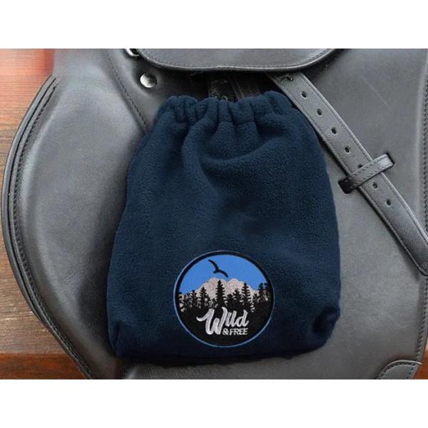 鞍の大切なパートナー、鐙をしっかり守る鐙カバーが登場！移動中や鞍の保管時に鐙からの傷を防ぎ、鞍の美しさを保つことができます。厚みのある柔らかなフリース素材が優しく包み込み、ゴム口付きでワンタッチに装着可能なのも嬉しいポイントです。さらに、梅...