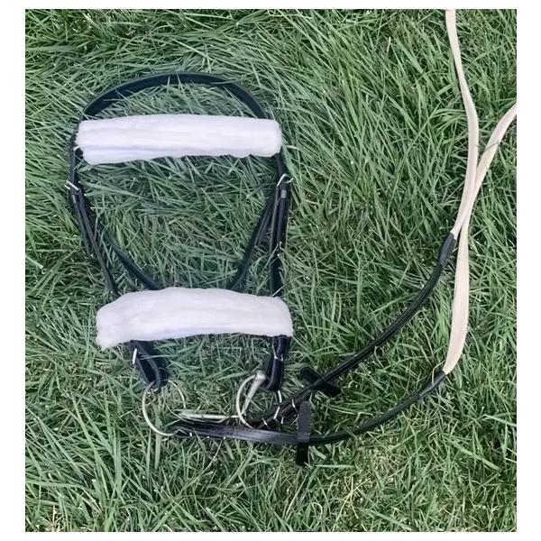 頭絡や無口やタンデム頭絡のゴム部分の鼻革や頭頂部分のすれから保護できるボアパットベルクロでワンタッチでつけられます。シャドーロールとは異なりフリース素材でふくらみが少ないので邪魔になりにくいです。色は白と赤長さ28ｃｍ　ループ幅約3〜3.5...