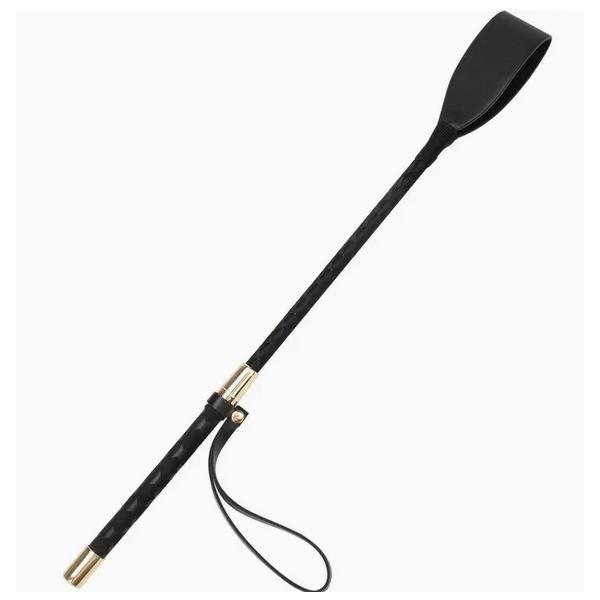 特に障害には欠かせない乗馬用品ノーマルでシンプルな短鞭、一般的な60ｃｍグリップも細めで軽いので初心者の方や女性、お子様にも握りやすいです。ストラップが付いているので騎乗中に落とす心配もありません。馬にあたる部分は幅広なのでしっかりと合図を...