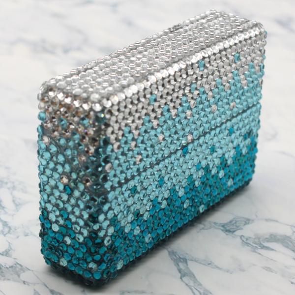 ケースについてハードプラスティックケースを使用し、プラスティックケースの上に、ストーンを丁寧に接着剤でつけたデコケースです箱が潰れないので、中のたばこも安心です。シール等での貼り付けではありません。蓋について小さな突起でカチッと閉まり、ロッ...