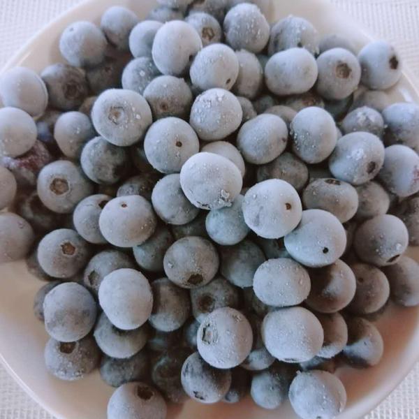 日本百名山「伊吹山」の麓で、3300平方メートルの土地に約900本43種類のブルーベリーを養液ポット栽培と言われる特殊な栽培方法で栽培している観光農園「ブルーベリーガーデン伊吹」のオリジナル商品です。樹上完熟した甘くて大粒のブルーベリーを、...