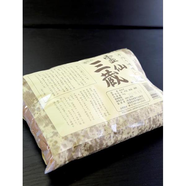 　　　平成の名水百選に選ばれた居醒の清水を使用したお醤油屋さんの味噌です。平成の名水百選に選ばれた醒井、居醒の清水を使用している醤油屋喜代治商店の昔ながらの味噌。地元、伊吹の大豆と滋賀県産のうるち米で仕込み、約半年寝かしています。塩分控えめ...