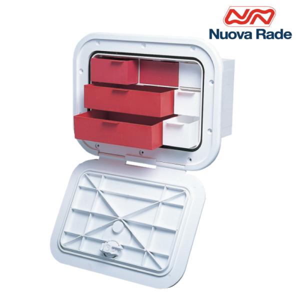 ■ボートや壁面に取りつけるタックルボックスです。■7つのコンパートメント（小物入れ）が付属されていますので、小物などの整理整頓を効率よく行えます。■プラスティック製。■フランジ寸法：幅37．5x高27cm■開口部寸法：幅28．9x高18．3...