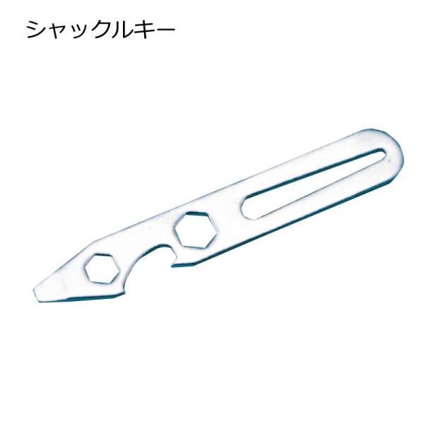 日経新聞の達人のこだわりで紹介されました、シャックルキーです。ヨットで数多く使われる接合用部品のシャックルを開けるための道具です。板に細長い穴が開いていて、そこにシャックルのピンの頭を挟んで回す。マイナスドライバーや栓抜きを兼ねております。...