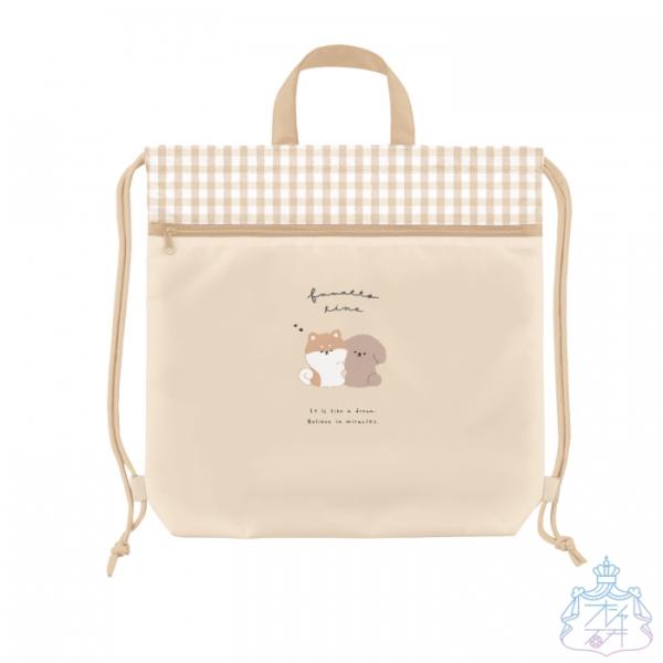 商品説明:【メール便発送】軽くて使いやすいポリエステル素材のナップサック。上部に持ち手がついているので、手提げで持つほか、フックなどに引っ掛けることができます。■本体開閉部分：巾着式■外ポケット×１■内側部分のみ撥水加工を施しています（防水...