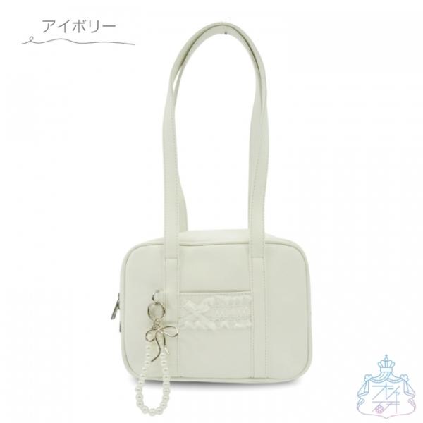 商品説明:正面のポケットに付いたレースのリボンがかわいい小さめのボストンバッグです。■メイン開閉部分：ダブルファスナー■外ポケット×1、内ポケット×1■パールチャームは取り外し可能＝＝＝＝　バッグ　ボストンバッグ　ミニボストン　小学生　中高...