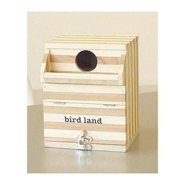 自然木100％を使用したかわいい巣箱です。ケージに取り付けられるネジ付きで、正面扉にはカギが付いているので不意の開閉を防ぎます。ヌキ型巣皿付き。マグネット着脱式なので屋根部分が取り外せます。