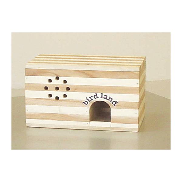 自然木100％を使用したかわいい巣箱です。ケージに取り付けられるネジ付きです。マグネット着脱式なので屋根部分が取り外せます。