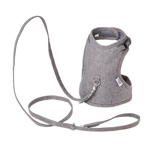 背中側からとめるのでうさぎを怖がらせず装着がしやすい。かわいすぎないシックなデザイン。