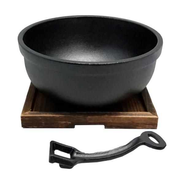 自宅で本格的なビビンバが味わえる鉄鋳物製鍋。【注意事項】こちらの商品は鉄鋳物で出来ており、重さがある為、配送時の揺れなどで化粧箱が一部破れたり破損してしまう場合がございます。商品化粧箱のヨレ、潰れ、凹み等による返品、交換等の補償はいたしてお...