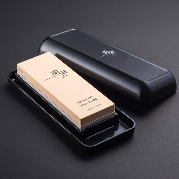 中級〜上級者まで満足いただける高品質の日本製でご用意しました。関孫六ブランドの高価格帯の包丁もしっかりとメンテナンス可能です。〈準備〉〈研ぎ〉〈収納〉の全工程でご使用いただけるケース付き。研削力が高く刃先の微修正までできる汎用性の高い#10...