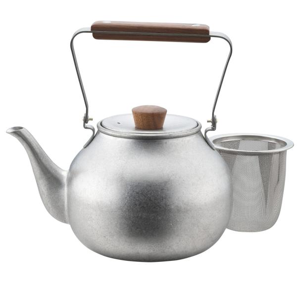 愛らしいコロンとしたフォルムの急須。急須には、全て茶こし網が付いています。丈夫で保温性に優れています。色うつりやにおいがつきにくいステンレス製のため、色々な味わいの日本茶を一つの急須で楽しめます。ざらめ急須はストーンウォッシュという加工で表...