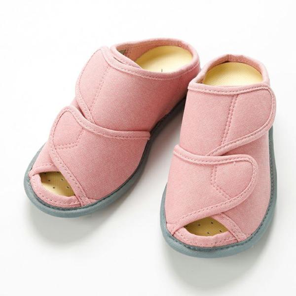 甲が全開するオープンタイプで履きやすく、歩きやすい介護用ルームシューズの定番。