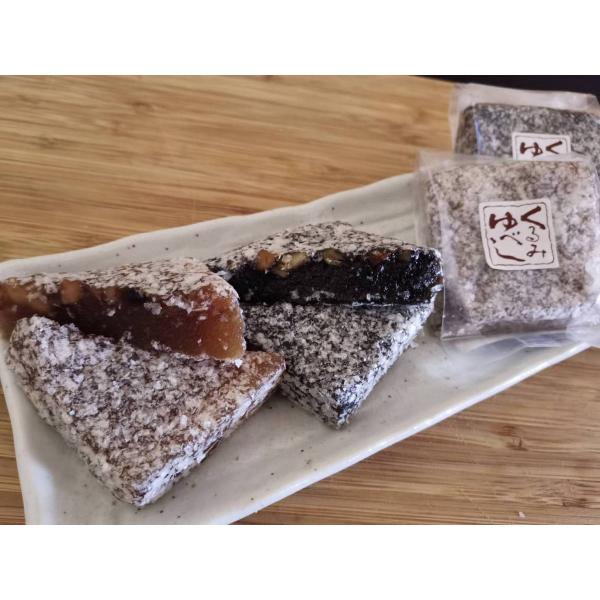 こだわりの醤油と煎ったくるみをふんだんに使用した餅菓子。　　　　　　　　　　　　　　　　開けたとたんに広がる醤油の香りと香ばしいくるみの風味をお楽しみいただけます。　　　　　　　　遠方からもお買い求めいただいている大人気の和菓子です。